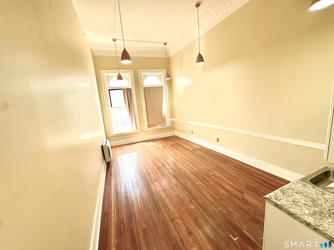 Building Photo - 105 Bank St Unit 4B