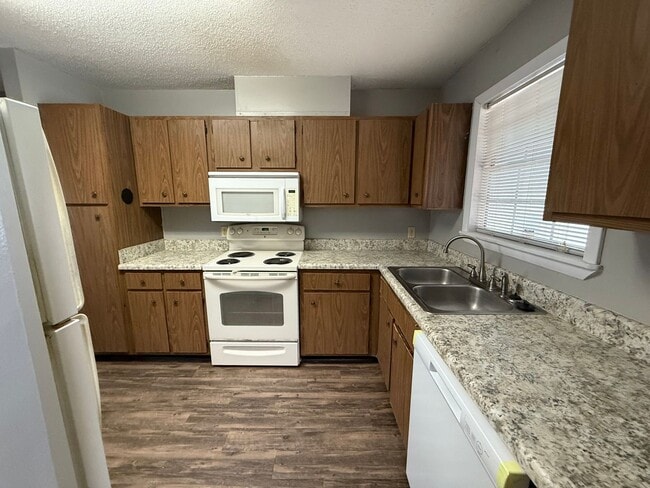 Photo - Duplex w/ FENCED YARD off Dellwood! Unidad A