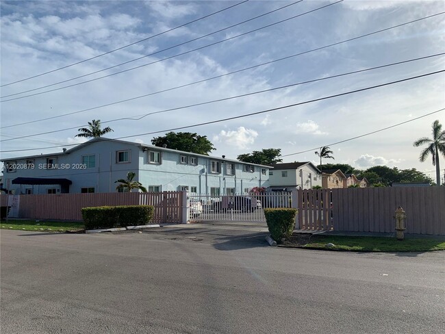 1581 NE 8th St Unit 7