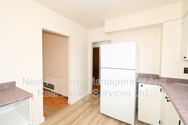 Building Photo - 215 McIntyre Crescent Unit 1