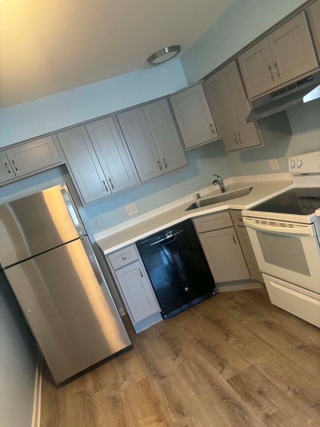 Building Photo - 827 S 84th St Unit 2