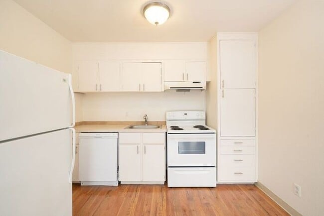 Building Photo - 1 bedroom available now!! Mid town! Rental
