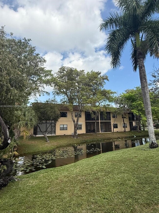 Building Photo - 2 Briarwood Cir Unit 212