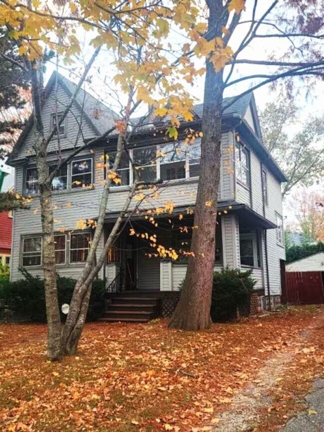 Building Photo - Zomorodi W111 Unit 2