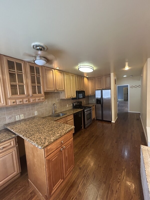 Photo - 22 E 24th St