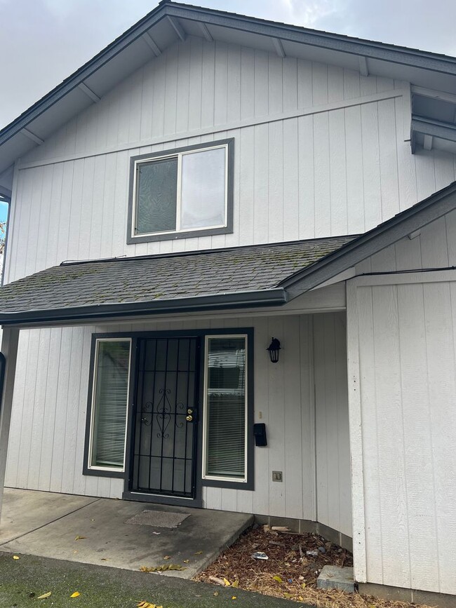 Lovely 3 bedroom, 2.5 bath home with laundry, near schools - Lovely 3 bedroom, 2.5 bath home with laundry, near schools