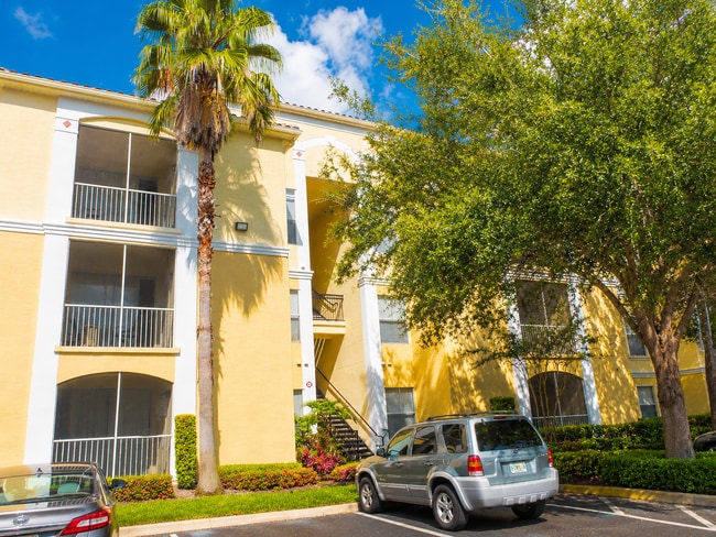 Building Photo - Beautifully Renovated 4 Bed / 2 Bath Condo in Visconti West Condominium- Water View