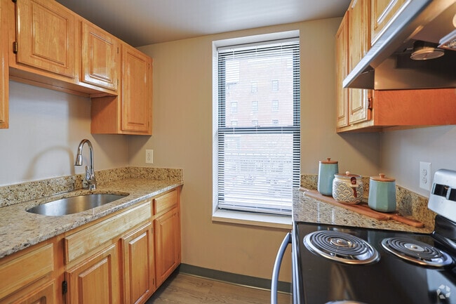 1BR, 1BA - 683SF - Kitchen