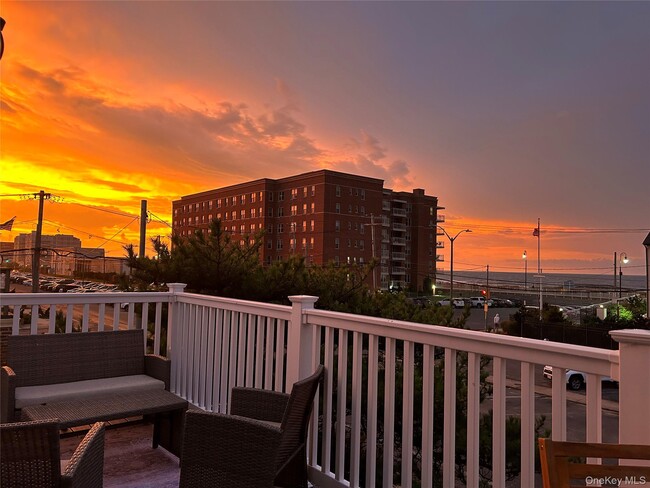 Photo - 611 W Broadway