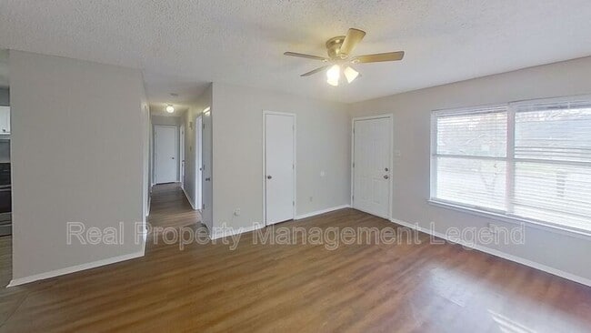 Photo - 701 S Valentine Dr