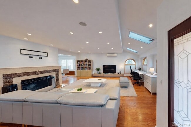 Photo - 45-44 Browvale Ln