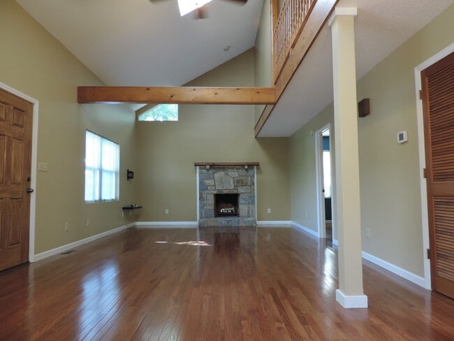 Photo - 404 Wintergreen Dr