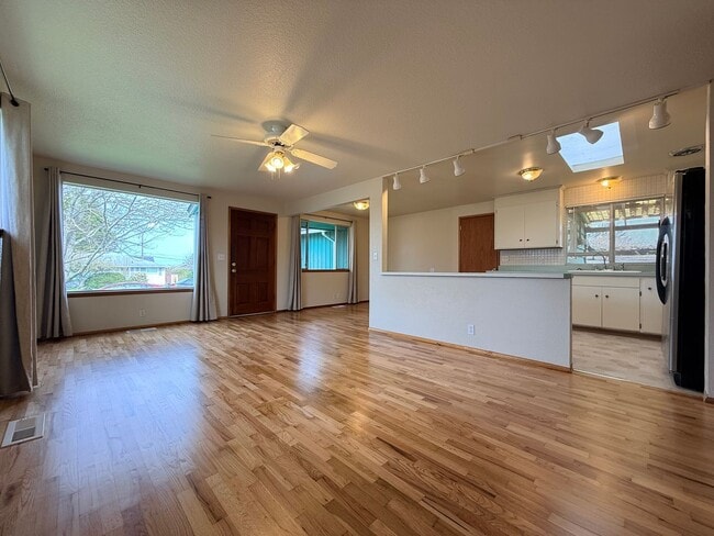 Photo - 3 bedroom 1.5 bath In North Tacoma!!!