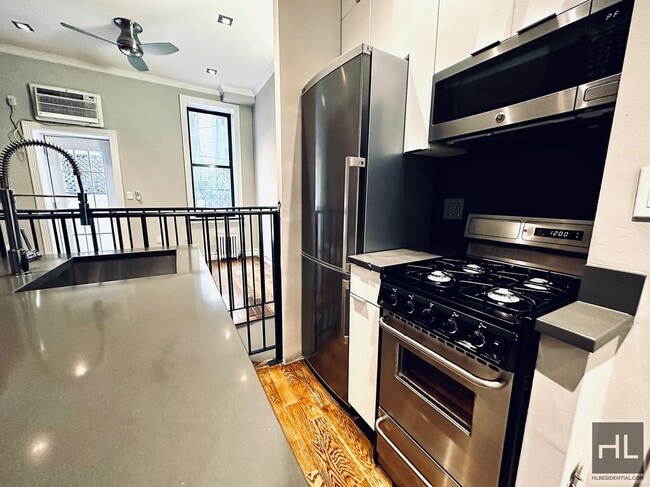 Building Photo - Mott Street Unit 3