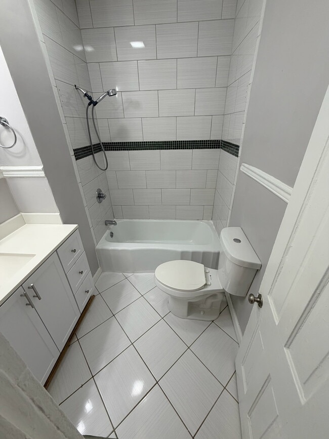 Building Photo - 748 E 28th St Unit 1