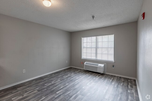 2BR, 1BA - 753SF