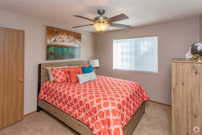 2BR, 2BA - 1,040SF