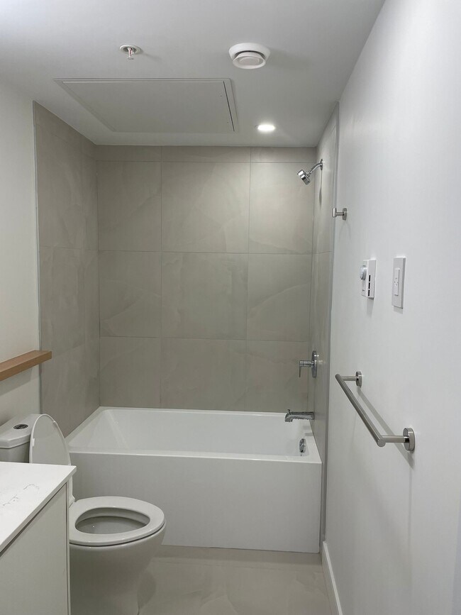 Photo - 918 32nd Av W