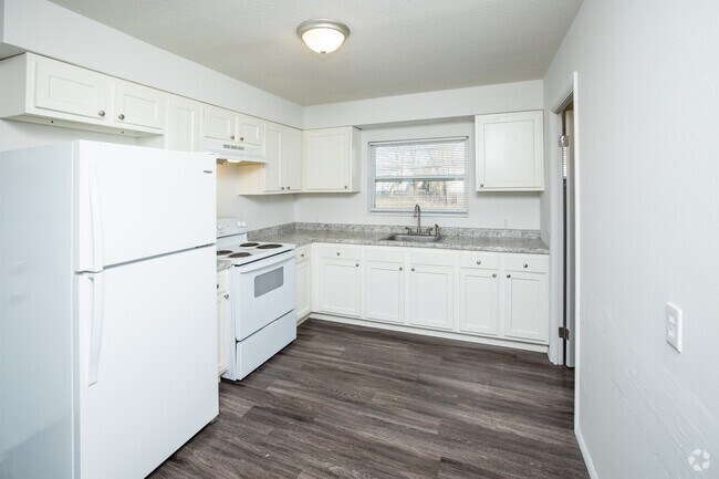 2BR, 1BA - 775SF - Kitchen