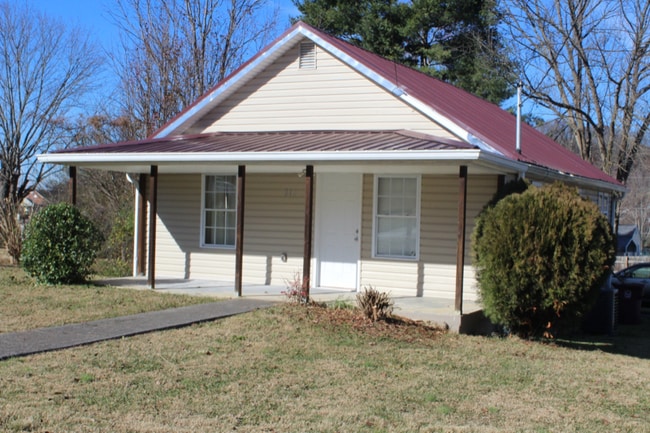 Photo - 215 Bettie St House