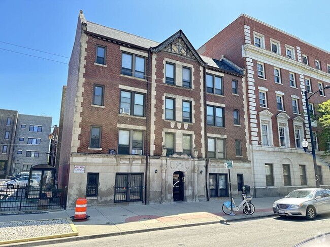 Building Photo - 3345 N Marshfield Ave Rental