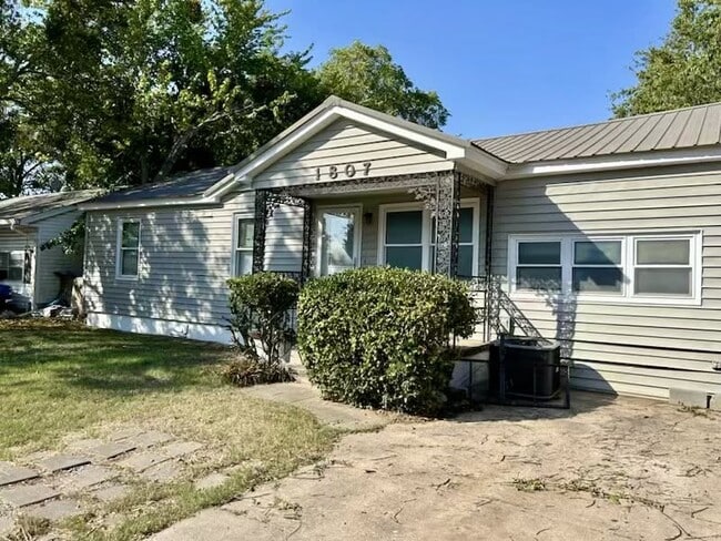 Building Photo - 1807 Comanche St