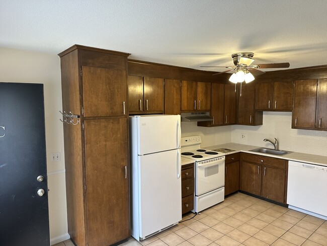 Building Photo - 121 New Britain Ave Unit D