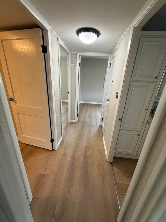 Pasillo - 946 W 35th St