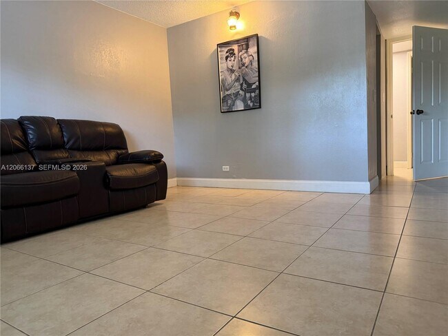 Photo - 800 NE 195th St Unidad 211