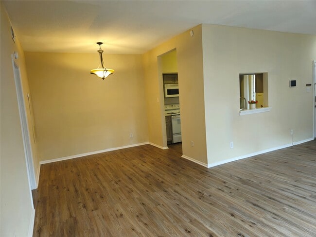 Building Photo - 1915 Augusta Dr Unit 10