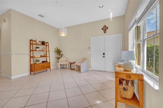 Photo - 885 Tanglewood Cir