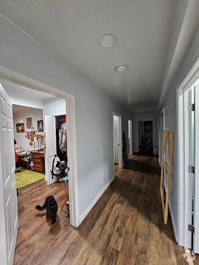 Building Photo - 927 College Ave Unit - 8 Rental