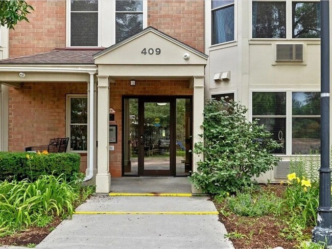 2BD/1BA Condo at City's Edge, South Burlin... - 2BD/1BA Condo at City's Edge, South Burlin... Unit 101