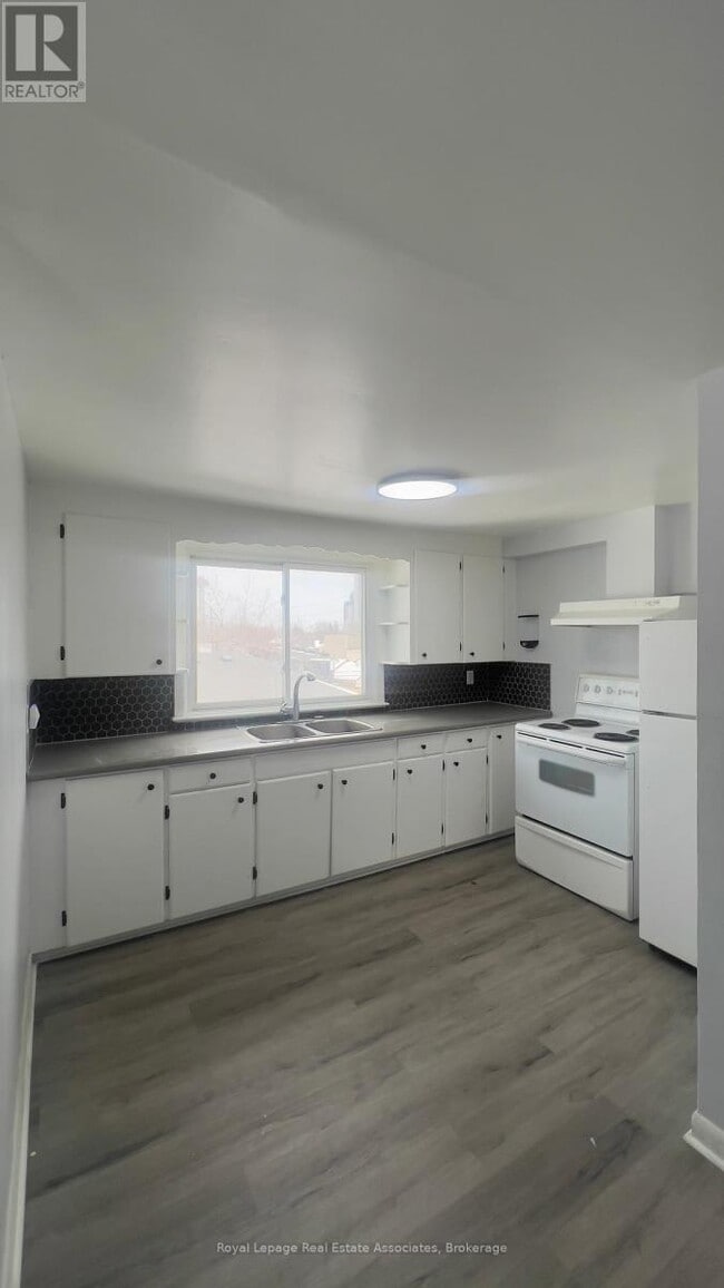 Photo - 5957 Barker St Unit 3