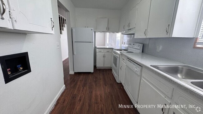 Building Photo - Plainview Apartments 3 Bedroom 2 Bath - Ca... Unit D