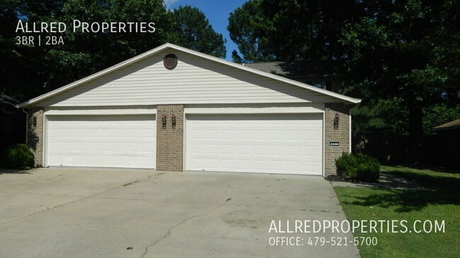 Building Photo - 822 N Daisy Ln