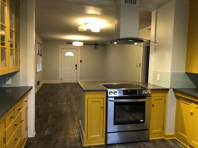 Building Photo - 3811 Aurora Ave N Unit 2 Rental
