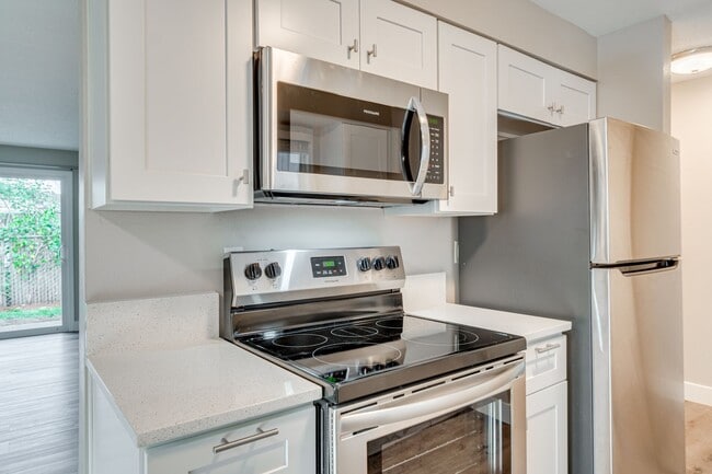 Kitchen Stove/Fridge/Freezer/Microwave - 20901 SE Morrison St Unit B