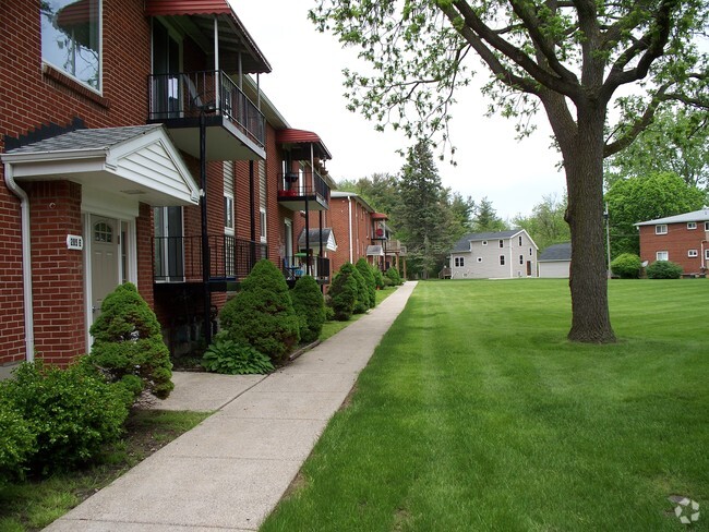 Park Ridge Courtyard Area - Park Ridge Amherst, LLC Rental