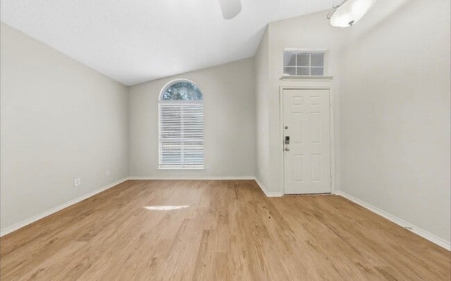 Photo - 702 Woodcrest Dr