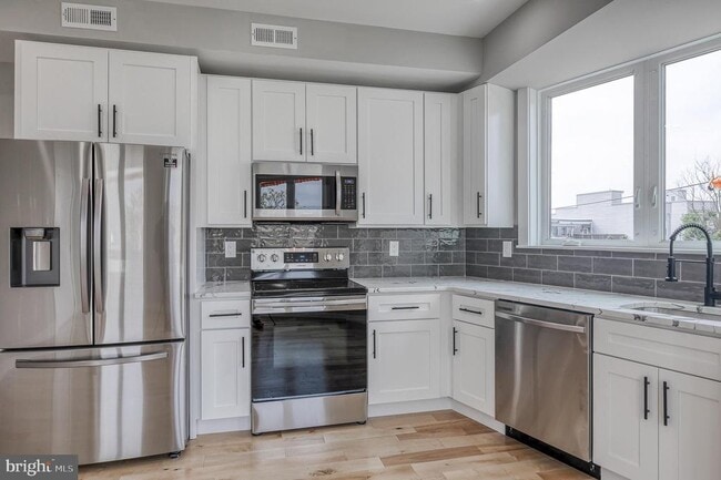 Building Photo - 1917 N Lawrence St Unit PH