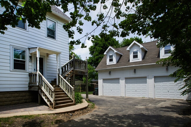 Building Photo - 212 W Russell St Unit 1