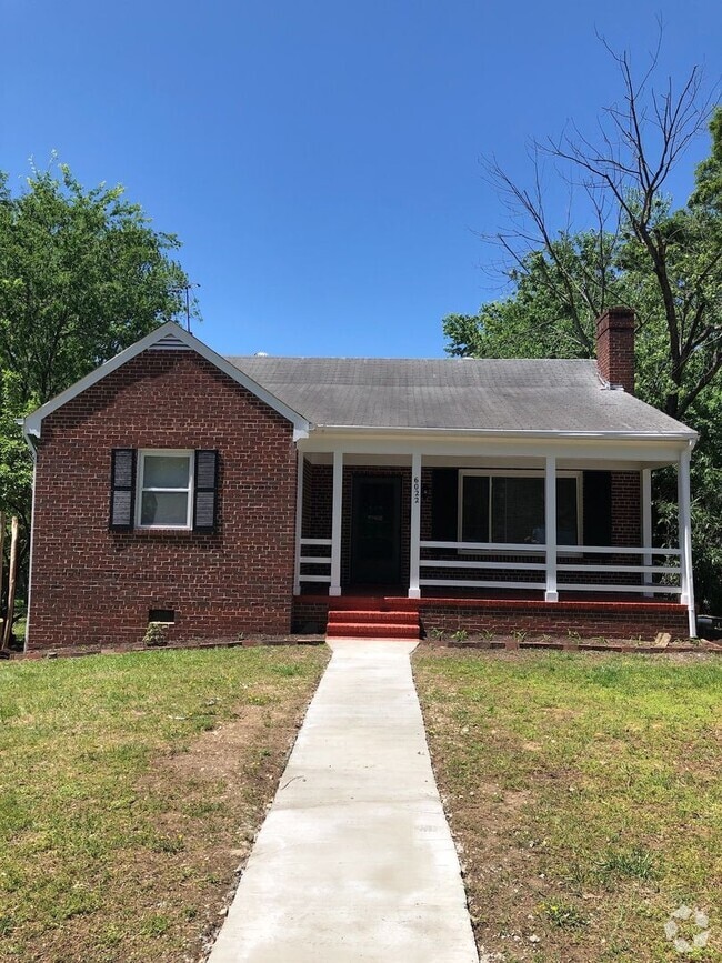 Building Photo - Adorable 3 bdrm/1.5 bath Home on a Corner ...