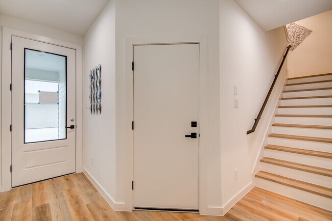 Photo - 6742 Peerless St