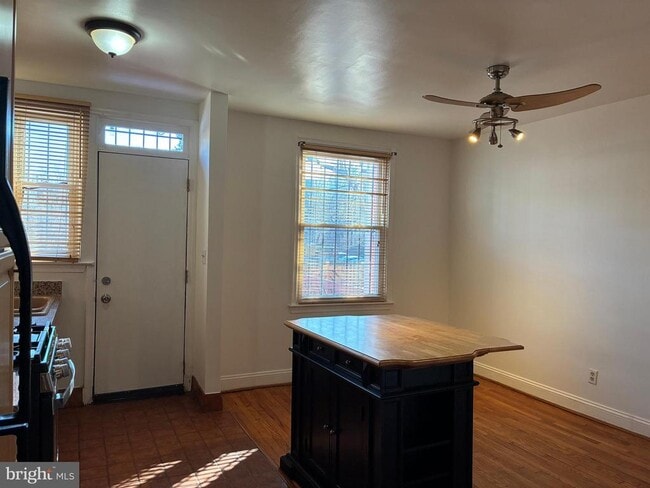 Photo - 717 Kearny St NE