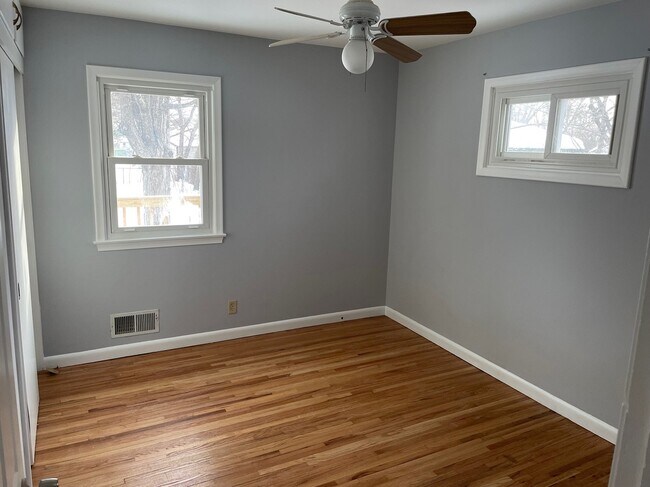 Photo - 1504 Laurie Rd E