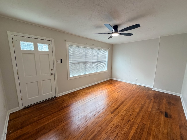 Photo - 909 Lake Ct Dr