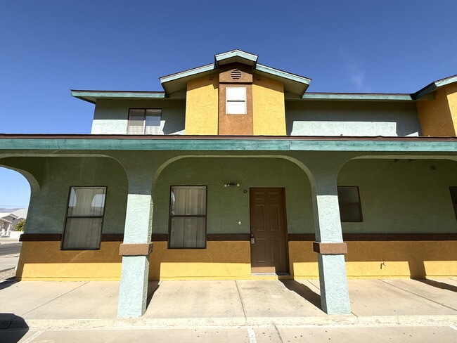 Building Photo - 2 bed 2.5 bath great location BHCRENT.COM Unit 10