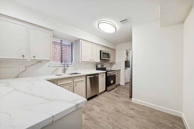 Photo - 2000 Nantucket Dr