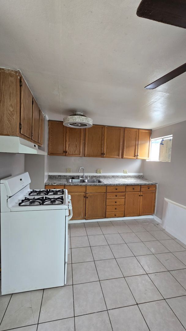 Photo - 216 1/2 E. Warren Ave